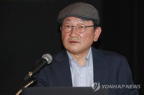 발표하는 윤범모 관장(서울=연합뉴스) 진연수 기자 = 윤범모 국립현대미술관장이 6일 오전 서울 종로구 국립현대미술관에서 열린 언론 공개회에서 새로운 3년 비전 등을 발표하고 있다. 2022.4.6 jin90@yna.co.kr