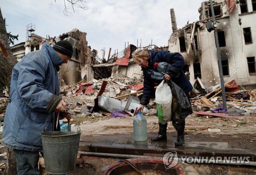'폐허 된 도시'…우물물 긷는 마리우폴 주민들(마리우폴 로이터=연합뉴스) 우크라이나 남부 항구도시 마리우폴에서 3일(현지시간) 주민들이 우물물을 긷고 있다. 뒤로는 무참히 파괴돼 뼈대만 남은 극장 건물이 보인다. 집중 공격을 받은 마리우폴은 최근 도시 대부분이 러시아군에 점령당했다. 2022.4.4 sungok@yna.co.kr