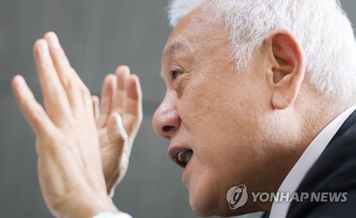 연합뉴스와 인터뷰하는 김한길 국민통합위원장(서울=연합뉴스) 김도훈 기자 = 대통령직인수위원회 김한길 국민통합위원장이 6일 오전 서울 종로구 삼청동 인수위에서 연합뉴스와 인터뷰를 하고 있다. 2022.4.7 superdoo82@yna.co.kr