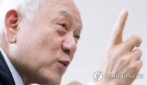 김한길 '국민통합을 위하여'(서울=연합뉴스) 김도훈 기자 = 대통령직인수위원회 김한길 국민통합위원장이 6일 오전 서울 종로구 삼청동 인수위에서 연합뉴스와 인터뷰를 하고 있다. 2022.4.7 superdoo82@yna.co.kr