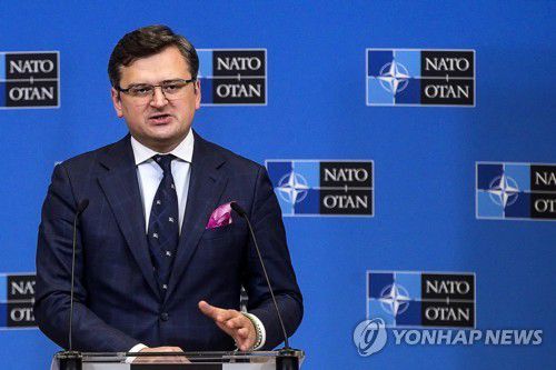 드미트로 쿨레바 우크라이나 외무장관(브뤼셀 EPA=연합뉴스) 7일(현지시간) 벨기에 브뤼셀에서 열린 벨기에 브뤼셀에서 열린 북대서양조약기구(NATO·나토) 외무 장관 회의에 앞서 드미트로 쿨레바 우크라이나 외무장관이 기자회견을 하고 있다. 2022.4.8. photo@yna.co.kr