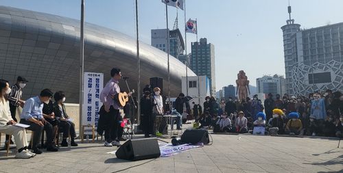 9일 오후 동대문디자인플라자(DDP)에서 집회를 연 시민비상대책위[촬영 임지우 수습기자]