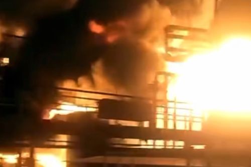 러시아군 공격에 불타는 이지아나 양의 고향 마을 학교[이지아나 양 제공 SNS영상. 재판매 및 DB 금지]