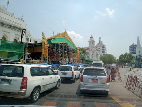 거의 다 만들어진 양곤 시청 앞 물 축제 무대. 2022.4.6. [교민 제공/연합뉴스. 재판매 및 DB 금지]