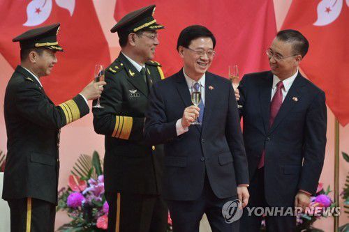 존 리(왼쪽에서 세번째) 전 홍콩 정무부총리(AP=연합뉴스) 2021년 7월 1일 홍콩 주권반환 24주년 기념식에 참석한 존 리(왼쪽에서 세번째) 전 홍콩 정무부총리. [연합뉴스 자료사진] 2022.4.11.