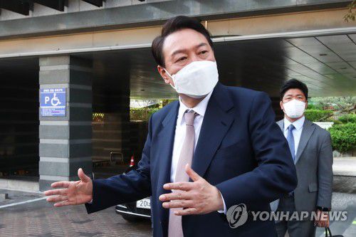 취재진 질문에 답하는 윤석열 당선인(서울=연합뉴스) 황광모 기자 = 윤석열 대통령 당선인이 10일 오후 초대 내각 장관 후보자 8인을 발표한 뒤 서울 종로구 통의동 20대 대통령직인수위 사무실을 나서다 취재진 질문을 받고 있다. 2022.4.10 [공동취재] hkmpooh@yna.co.kr