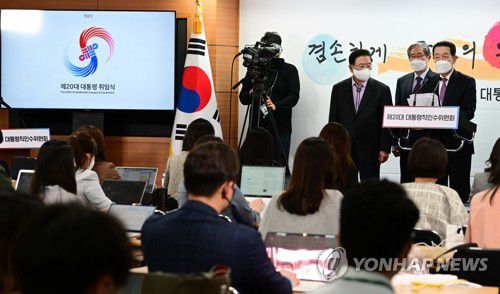 브리핑하는 박주선 대통령취임준비원장(서울=연합뉴스) 박주선 대통령취임준비원장이 11일 오전 서울 종로구 통의동 인수위 공동기자회견장에서 열린 제20대 대통령 취임식 준비위원회 기자회견에서 브리핑하고 있다. 2022.4.11 [인수위사진기자단] photo@yna.co.kr