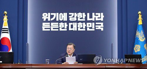 발언하는 문재인 대통령(서울=연합뉴스) 서명곤 기자 = 문재인 대통령이 11일 오후 청와대 여민관에서 열린 수석·보좌관회의에서 발언하고 있다.  2022.4.11 seephoto@yna.co.kr