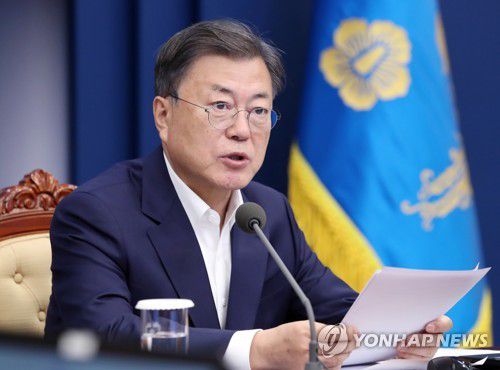 수보회의 주재하는 문재인 대통령(서울=연합뉴스) 서명곤 기자 = 문재인 대통령이 11일 오후 청와대 여민관에서 수석·보좌관회의를 주재하고 있다.  2022.4.11 seephoto@yna.co.kr