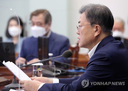 수보회의 주재하는 문재인 대통령(서울=연합뉴스) 서명곤 기자 = 문재인 대통령이 11일 오후 청와대 여민관에서 수석·보좌관회의를 주재하고 있다.  2022.4.11 seephoto@yna.co.kr