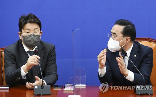 대화하는 권성동 원내대표와 박홍근 원내대표(서울=연합뉴스) 백승렬 기자 = 더불어민주당 박홍근 원내대표가 11일 오후 국회 원내대표실을 예방한 국민의힘 권성동 신임 원내대표와 대화하고 있다. 2022.4.11 [국회사진기자단] srbaek@yna.co.kr