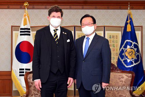 스웨덴 국회의장 만나는 김부겸 총리(서울=연합뉴스) 김부겸 국무총리가 11일 오후 정부서울청사에서 방한한 안드레이스 노를렌 스웨덴 국회의장을 만나고 있다. 2022.4.11 [총리실 제공. 재판매 및 DB 금지] kimsdoo@yna.co.kr