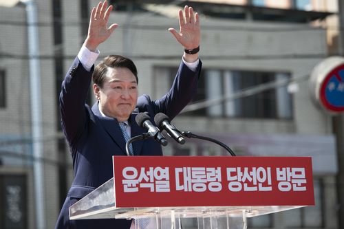 윤석열 대통령 당선인(상주=연합뉴스) 윤석열 대통령 당선인이 지난 11일 경북 상주시 상주 중앙시장을 방문,  시민들의 환호에 손을 들어 화답하고 있다. 2022.4.11 [인수위사진기자단] jeong@yna.co.kr