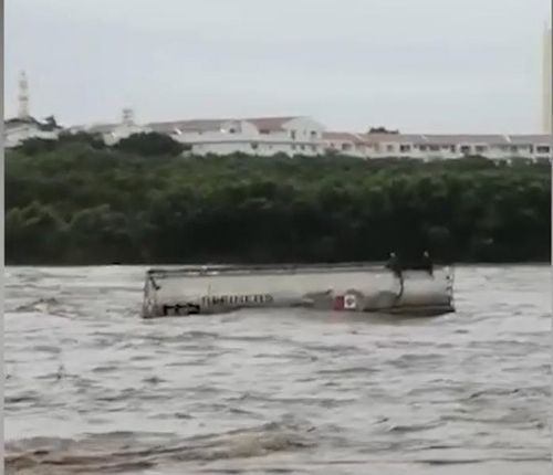 홍수로 유조차로 보이는 트럭이 떠내려가는 장면[뉴스24 동영상 캡처. 재판매 및 DB 금지]