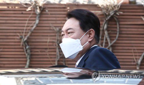 인수위 나서는 윤석열 당선인(서울=연합뉴스) 황광모 기자 = 윤석열 대통령 당선인이 10일 오후 초대 내각 장관 후보자 8인을 발표한 뒤 서울 종로구 통의동 20대 대통령직인수위 사무실을 나서고 있다. 2022.4.10 [공동취재] hkmpooh@yna.co.kr