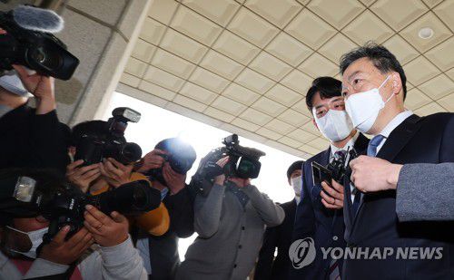 김오수 “긴 하루가 될 것, 국민 위한 현명한 결정 해달라”(서울=연합뉴스) 한종찬 기자 = 김오수 검찰총장이 12일 오전 서울 서초동 대검찰청 청사로 출근하고 있다. 이날 김 총장은 '검수완박(검찰 수사권 완전 박탈)’ 입법을 추진할지 결정하는 더불어민주당의 의원총회를 앞두고 “긴 하루가 될 것 같다”며 “현명한 결정을 해주실 것으로 기대한다”고 말했다. 2022.4.12 saba@yna.co.kr