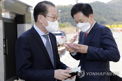 브리핑하는 유영하 변호사와 권영세 인수위 부위원장(대구=연합뉴스) 유영하 변호사와 권영세 대통령직인수위원회 부위원장이 12일 오후 대구 달성군 유가읍 박근혜 전 대통령 사저 앞에서 윤석열 대통령 당선인과 박근혜 전 대통령과의 만남에 대해 이야기하고 있다. 2022.4.12 [인수위사진기자단] jeong@yna.co.kr