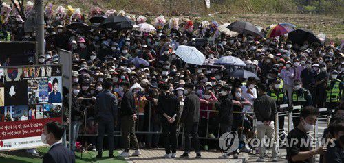 박근혜 전 대통령 사저에 몰린 인파(대구=연합뉴스) 12일 오후 대구 달성군 유가읍 박근혜 전 대통령 사저 인근에서 시민 등이 윤석열 대통령의 박근혜 전 대통령 예방이 끝나기를 기다리고 있다. 2022.4.12 [ 당선인 대변인실 제공. 재판매 및 DB 금지] jeong@yna.co.kr