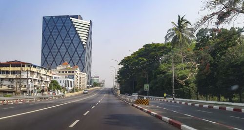 물 축제기간에도 텅 빈 도로양곤 대학로 레단 사거리 삐로드의 텅 빈 도로. 2022.4.13.  [양곤=연합뉴스] 이정호 통신원