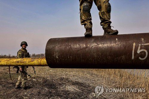 불탄 러군 탱크 포신 위의 우크라이나 군인(키이우 AFP=연합뉴스) 우크라이나 수도 키이우(키예프) 외곽에서 31일(현지시간) 한 우크라이나 군인이 불에 타 그을린 러시아군 탱크의 포신을 밟고 서 있다. 2022.4.1 alo95@yna.co.kr