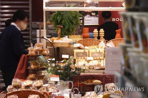 소비자물가 상승률 4%대 진입(서울=연합뉴스) 진연수 기자 = 3월 소비자물가 상승률이 약 10년 만에 4%대로 치솟았다. 우크라이나 사태로 국제유가와 원자재 가격이 상승하면서 지난해부터 시작된 물가 오름세가 한층 더 가팔라졌다. 통계청이 지난 5일 발표한 3월 소비자물가 동향에 따르면 지난달 소비자물가지수는 106.06(2020=100)으로 작년 같은 달보다 4.1% 상승했다. 물가가 4%대 상승률을 보인 것은 2011년 12월(4.2%) 이후 10년 3개월 만이다. 공업제품과 개인서비스가 전체 물가 상승률 4.1% 중 3.74% 포인트를 차지한 것이다. 지난달 물가 상승률 중 서비스농축수산물은 0.4% 올랐고 수입소고기(27.7%), 돼지고기(9.4%)와 빵(9.0%) 등 가공식품도 6.4% 올랐다. 사진은 5일 서울 시내 한 대형마트에서 장을 보는 시민들. 2022.4.13 [연합뉴스 자료사진. 재판매 및 DB 금지]