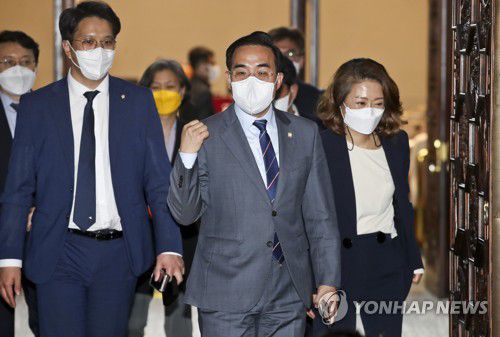 정책의총 마친 박홍근 원내대표(서울=연합뉴스) 하사헌 기자 = 더불어민주당 박홍근 원내대표가 12일 오후 서울 여의도 국회에서 정책의원총회가 끝난 뒤 회의장을 나서고 있다. 2022.4.12 [국회사진기자단] toadboy@yna.co.kr