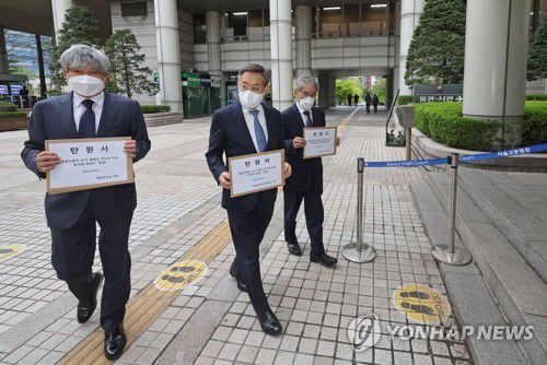 매각 촉구 탄원서 제출하는 쌍용차 상거래채권단(서울=연합뉴스) 류영석 기자 = 13일 오후 서울 서초구 서울중앙지법에서 쌍용차 상거래채권단 관계자들이 쌍용차의 조속한 매각을 촉구하며 탄원서를 제출하고 있다. 2022.4.13 ondol@yna.co.kr