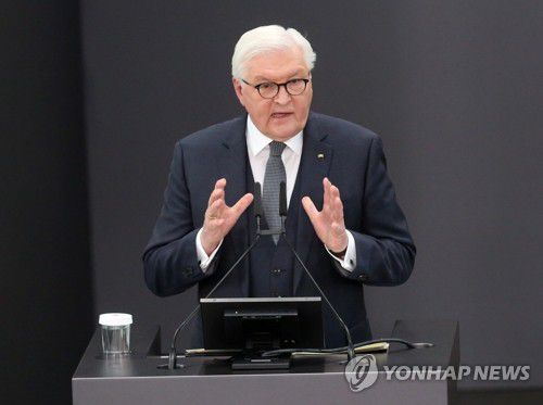 재선 연설하는 슈타인마이어 독일 대통령(베를린 EPA=연합뉴스) 프랑크-발터 슈타인마이어 독일 대통령이 지난 2월 13일(현지시간) 베를린의 연방하원 부속건물인 파울뢰베하우스에서 열린 연방총회에서 임기 5년의 대통령으로 재선된 뒤 연설을 하는 모습. 2022.2.14 leekm@yna.co.kr