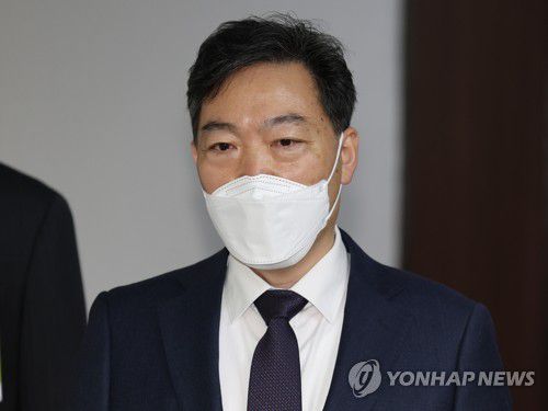 '검수완박' 반대입장 밝히는 김오수 검찰총장(서울=연합뉴스) 백승렬 기자 = 김오수 검찰총장이 14일 오전 국회 법제사법위원회 위원장실 앞에서 '검수완박' 반대입장을 밝히고 있다. 김 총장은 민주당이 이달 내 처리를 추진하고 있는 '검수완박'(검찰 수사권 완전 박탈) 법안에 대해 "헌법을 정면으로 위반하는 것"이라며 입법 절차를 진행할 국회를 먼저 방문했다. 2022.4.14 srbaek@yna.co.kr