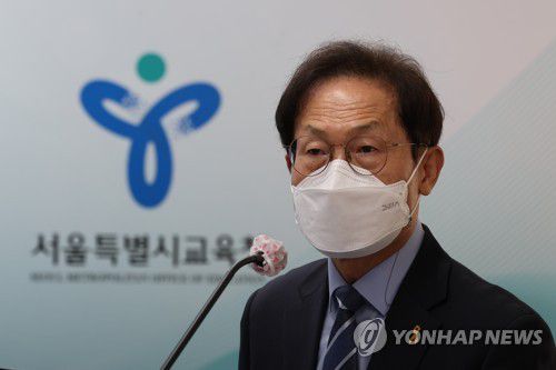 교육의 디지털 전환 목표 설명하는 조희연 교육감(서울=연합뉴스) 김주성 기자 = 조희연 서울시교육감이 14일 오전 서울시교육청 브리핑룸에서 스마트기기를 활용한 맞춤형 디지털 학습 프로그램 '디벗'(디지털+벗) 사업 추진 현황 등을 발표하고 있다.      서울시교육청은 올해 중학교 1학년 학생에게 스마트기기 7만2천70대를 지급하고 교육의 디지털 전환을 목표로 디벗 사업을 본격 추진한다. 2022.4.14 utzzza@yna.co.kr