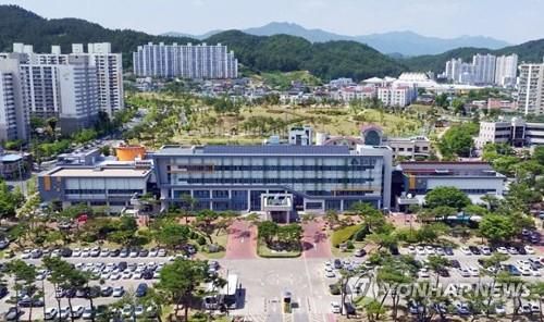 경북 문경시청문경시는 범시민운동추진본부를 출범하는 등 인구 7만 명 지키기에 나서 석 달 간 인구 1천여 명을 늘렸다. [연합뉴스 자료사진]