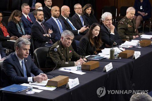 상원 청문회서 '우크라 사태' 증언하는 미 정보기관 수장들(워싱턴 EPA=연합뉴스) 크리스토퍼 레이 연방수사국(FBI) 국장(왼쪽에서 오른쪽으로), 폴 나카소네 국가안보국(NSA) 국장, 애브릴 헤인스 국가정보국(DNI) 국장, 윌리엄 번스 중앙정보국(CIA) 국장, 스콧 베리어 국방정보국(DIA) 국장 등 미국 정보기관 수장들이 3월 10일(현지시간) 워싱턴DC 상원 정보위원회 청문회에 출석해 러시아의 우크라이나 침공 사태에 관한 증언을 하고 있다. 2022.3.11 sungok@yna.co.kr