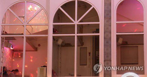 사회적 거리두기 해제 방침, 노래방도 활기 되찾을까?(서울=연합뉴스) 황광모 기자 = 14일 밤 서울 마포구 홍대 젊음의 거리의 한 대형 노래방이 한 방만 손님으로 차 있다. 2022.4.14 hkmpooh@yna.co.kr