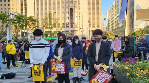 세월호 8주기 추모행사에서 묵념하는 참석자들[촬영 차지욱 수습기자]