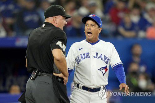 주심 제프 넬슨의 스트라이크존에 항의하다가 퇴장당하는 찰리 몬토요 감독[AP=연합뉴스]