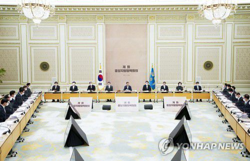 제1회 중앙지방협력회의에서 발언하는 문대통령(서울=연합뉴스) 서명곤 기자 = 문재인 대통령이 13일 오전 청와대 영빈관에서 열린 제1회 중앙지방협력회의에서 발언하고 있다. 2022.1.13 seephoto@yna.co.kr