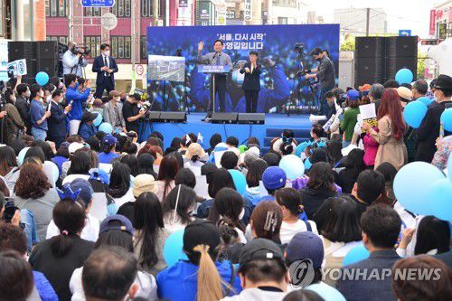 송영길, 홍대 상상마당 광장에서 서울시장 출마 선언(서울=연합뉴스) 더불어민주당 송영길 전 대표가 17일 서울 마포구 홍대 상상마당 광장에서 6.1 지방선거 서울시장 출마 선언 기자회견을 하고 있다. 2022.4.17 [국회사진기자단] toadboy@yna.co.kr