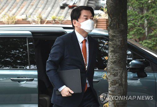 출근하는 안철수 인수위원장(서울=연합뉴스) 황광모 기자 = 안철수 20대 대통령직인수위원장이 18일 오전 서울 종로구 통의동 금융감독원 연수원 내 인수위원회 사무실로 출근하고 있다. 2022.4.18  [공동취재] hkmpooh@yna.co.kr