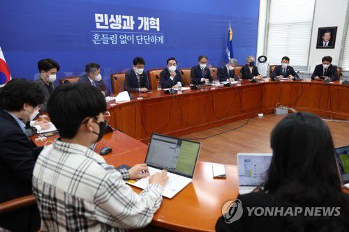 현안 기자간담회하는 박홍근 원내대표(서울=연합뉴스) 하사헌 기자 = 더불어민주당 박홍근 원내대표가 18일 오전 서울 여의도 국회에서 열린 현안 기자간담회에서 취재진의 질문에 답하고 있다. 2022.4.18 [국회사진기자단] toadboy@yna.co.kr