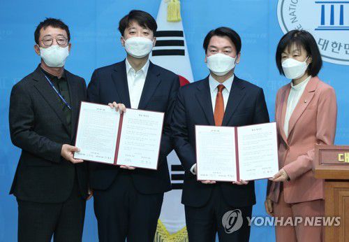 국민의힘과 국민의당 합당(서울=연합뉴스) 백승렬 기자 = 국민의힘 이준석 대표와 안철수 국민의당 대표가 18일 서울 여의도 국회 소통관에서 기자회견을 열고 합당을 선언한 뒤 합의문을 들어 보이고 있다. 왼쪽부터 홍철호 국민의힘 전략기획부총장, 이 대표, 안 대표, 최연숙 국민의당 사무총장. 2022.4.18 [국회사진기자단] srbaek@yna.co.kr