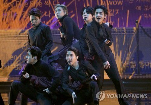 그래미 시상식서 '버터' 열창하는 BTS(라스베이거스 AFP=연합뉴스) 그룹 방탄소년단(BTS)이 3일(현지시간) 미국 라스베이거스 MGM 그랜드 가든 아레나에서 열린 제64회 그래미 어워즈 시상식에서 히트곡 '버터'를 열창하고 있다. 이날 시상식에서 네 번째 퍼포머로 나선 방탄소년단 멤버들은 마치 첩보 요원처럼 검은색 수트를 입고 등장해 분위기를 압도했다. 2022.4.4 alo95@yna.co.kr