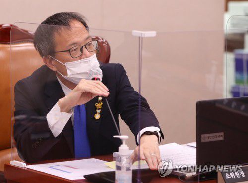 법사위 제1소위원회 주재하는 박주민(서울=연합뉴스) 백승렬 기자 = 박주민 법사위 제1소위원장이 18일 저녁 국회 법사위에서 검찰청법과 형사소송법 등 '검수완박' 관련 법안을 심사할 법사위 제1소위원회 회의를 주재하고 있다. 2022.4.18 [공동취재] srbaek@yna.co.kr