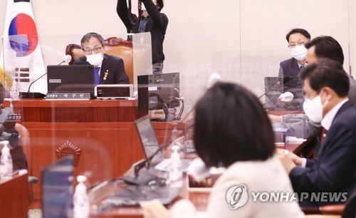 발언하는 전주혜 의원(서울=연합뉴스) 백승렬 기자 = 국민의힘 전주혜 의원이 18일 저녁 국회 법사위에서 열린 검찰청법과 형사소송법 등 '검수완박' 관련 법안을 심사할 법사위 제1소위원회 회의에서 발언하고 있다. 2022.4.18 srbaek@yna.co.kr
