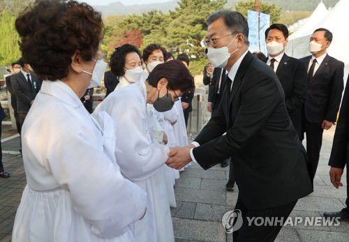 4.19 희생자 유가족 위로하는 문 대통령(서울=연합뉴스) 서명곤 기자 = 문재인 대통령이 19일 오전 서울 강북구 국립 4.19 민주묘지를 참배한 뒤 유가족들을 위로하고 있다.  2022.4.19 seephoto@yna.co.kr