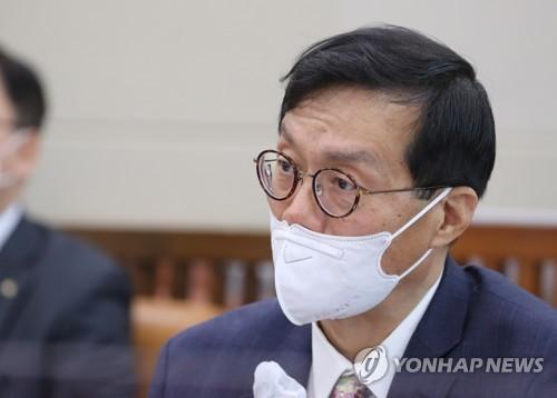 질의에 답하는 이창용 한국은행 총재 후보자(서울=연합뉴스) 이정훈 기자 = 이창용 한국은행 총재 후보자가 19일 오전 국회 기획재정위원회 전체회의실에서 열린 인사청문회에서 의원 질의에 답하고 있다. 2022.4.19 [국회사진기자단] uwg806@yna.co.kr