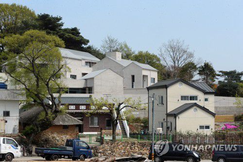 파릇파릇(양산=연합뉴스) 이정훈 기자 = 경남 양산시가 지난 18일 문재인 대통령이 퇴임 후 머물 양산시 하북면 지산리 평산마을 새 사저에 사용승인을 내준 가운데 19일 촬영한 문재인 대통령 사저 전경. 2022.4.19 seaman@yna.co.kr