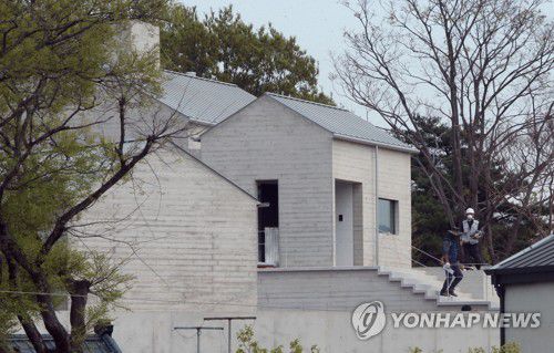 문 대통령 사저 준공(양산=연합뉴스) 이정훈 기자 = 경남 양산시가 지난 18일 문재인 대통령이 퇴임 후 머물 양산시 하북면 지산리 평산마을 새 사저에 사용승인을 내준 가운데 19일 작업자들이 사저에서 마무리 작업을 하고 있다. 2022.4.19 seaman@yna.co.kr