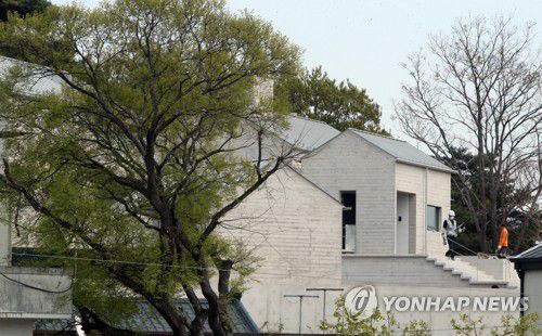 문 대통령 사저 준공(양산=연합뉴스) 이정훈 기자 = 경남 양산시가 지난 18일 문재인 대통령이 퇴임 후 머물 양산시 하북면 지산리 평산마을 새 사저에 사용승인을 내준 가운데 19일 작업자들이 사저에서 마무리 작업을 하고 있다. 2022.4.19 seaman@yna.co.kr