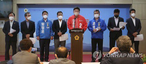 "서귀포시 도의원 선거구 통폐합 반대"(제주=연합뉴스) 변지철 기자 = 강충룡·고용호·김용범 의원 등 10명의 서귀포시 지역구 의원 일동이 19일 오후 제주도의회 도민카페에서 기자회견을 열고 "서귀포시 도의원 선거구 통폐합은 제주특별자치도 출범 약속 위반"이라며 반대 의견을 피력하고 있다. 2022.4.19