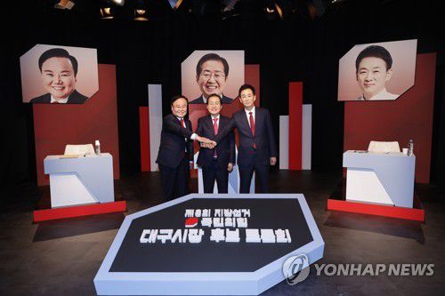 국민의힘 대구시장 경선 후보 토론회(대구=연합뉴스) 김현태 기자 = 19일 오후 대구 수성구 두산동 TBC 대구방송에서 열린 '제8회 지방선거 국민의힘 대구시장 후보 토론회'에서 왼쪽부터 김재원 전 최고위원, 홍준표 의원, 유영하 변호사가 토론에 앞서 기념촬영을 하고 있다. 2022.4.19 mtkht@yna.co.kr